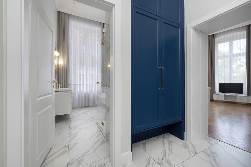 Elegant Apartment in a Prime Location near the Market Square by Noclegi Renters - image 8