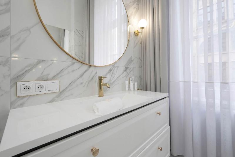 Elegant Apartment in a Prime Location near the Market Square by Noclegi Renters - image 6