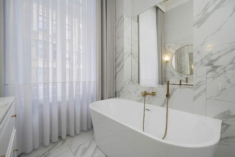 Elegant Apartment in a Prime Location near the Market Square by Noclegi Renters - image 16