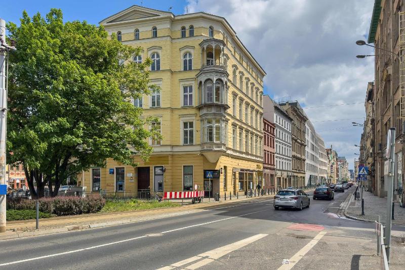 Elegant Apartment in a Prime Location near the Market Square by Noclegi Renters - image 10