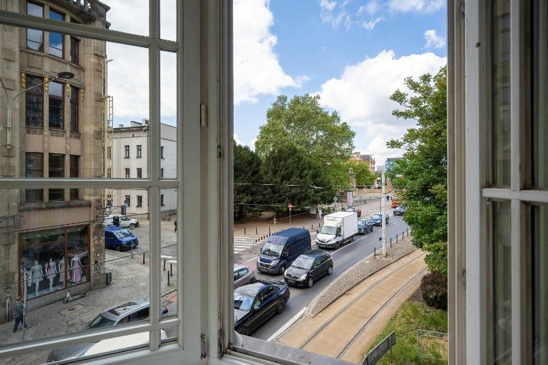 Elegant Apartment in a Prime Location near the Market Square by Noclegi Renters - image 11