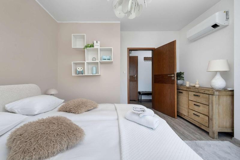 Apartment with a River View Near the Old Town by Renters Prestige - image 11