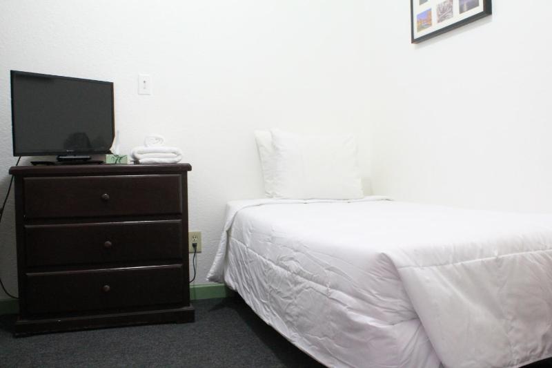 Single Room with Shared Bathroom image 4