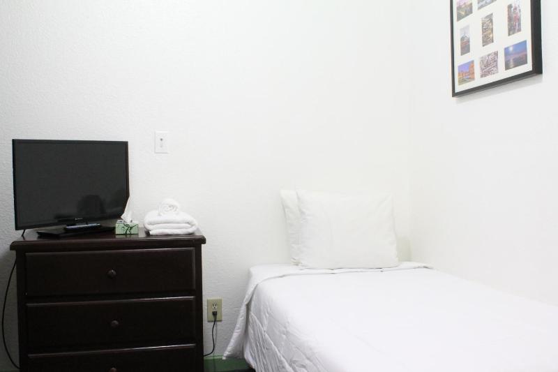 Single Room with Shared Bathroom image 3
