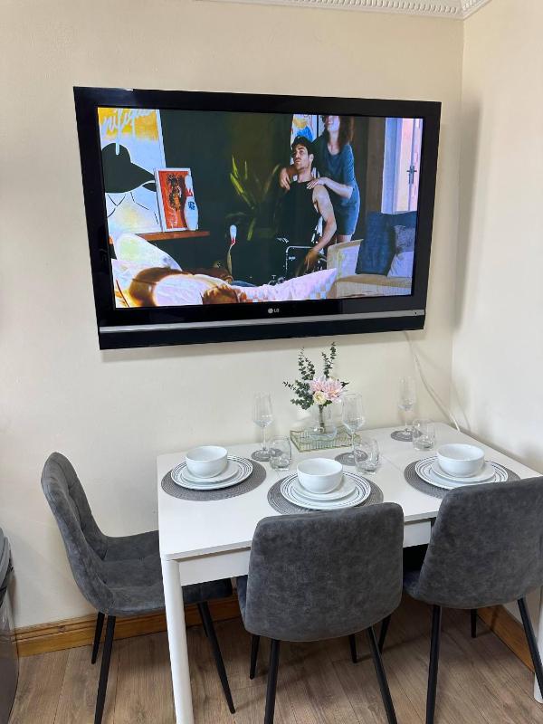 Charming 2-Bedroom Apartment in Dublin City Center - image 14