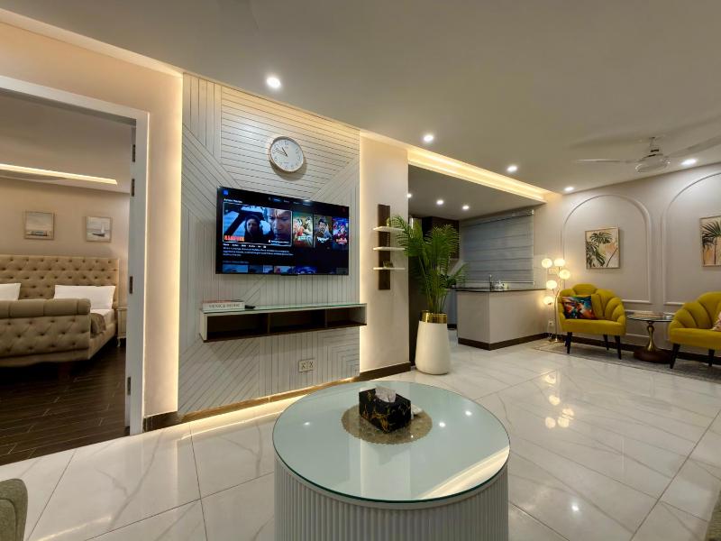Tropical Suite - 2 Bedroom Apt by Lux Haven Stays - image 8