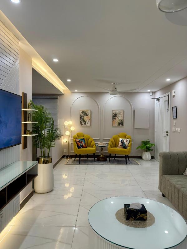 Tropical Suite - 2 Bedroom Apt by Lux Haven Stays - image 10