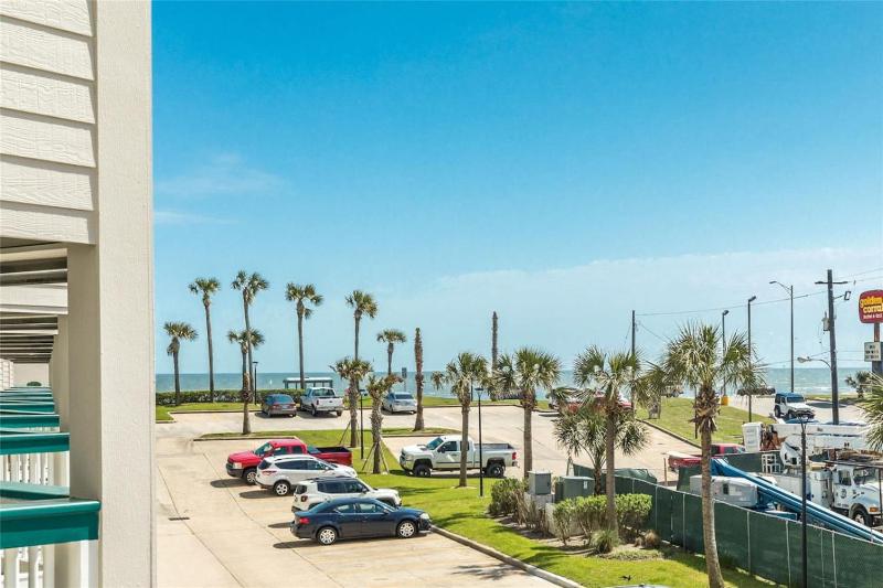 Wonderful Beach front 1-bedroom condo sleeps 4 - image 10