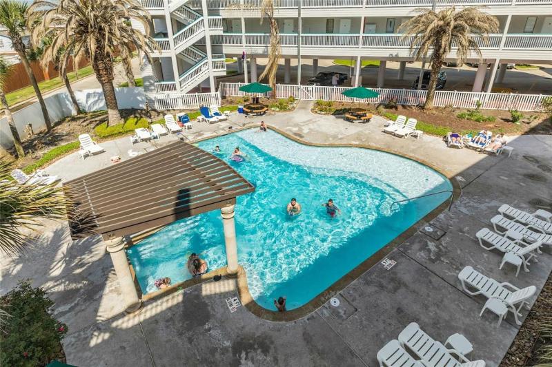 Wonderful Beach front 1-bedroom condo sleeps 4 - image 21