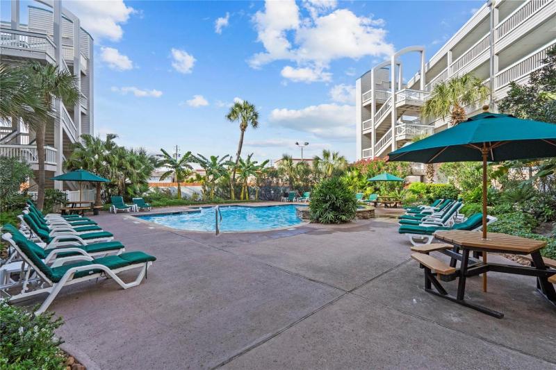 Wonderful Beach front 1-bedroom condo sleeps 4 - image 13