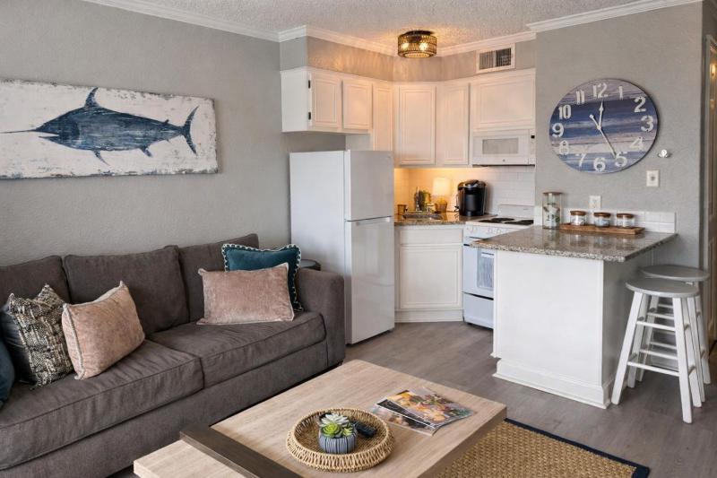 Wonderful Beach front 1-bedroom condo sleeps 4 - image 12