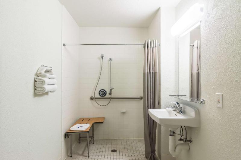 Double Room - Disability Access - Roll In Shower image 2