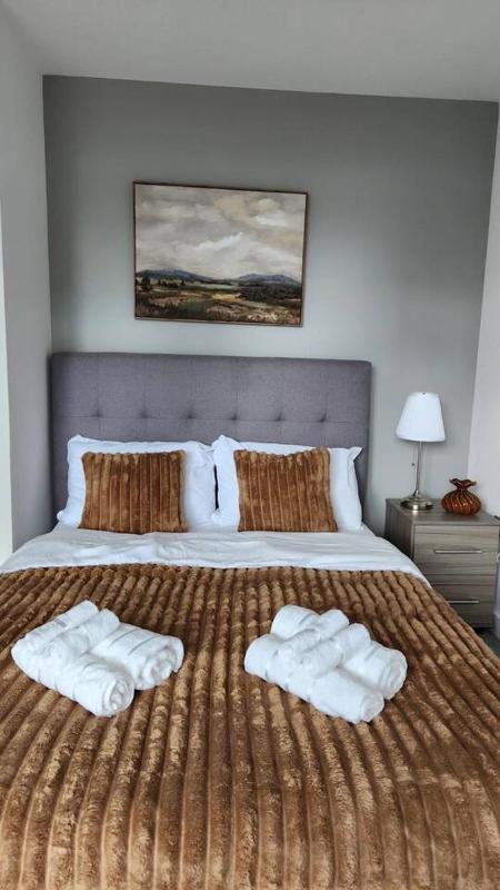 Stylish Leeds Escape | Spacious Balcony | Sleeps 4 - image 15