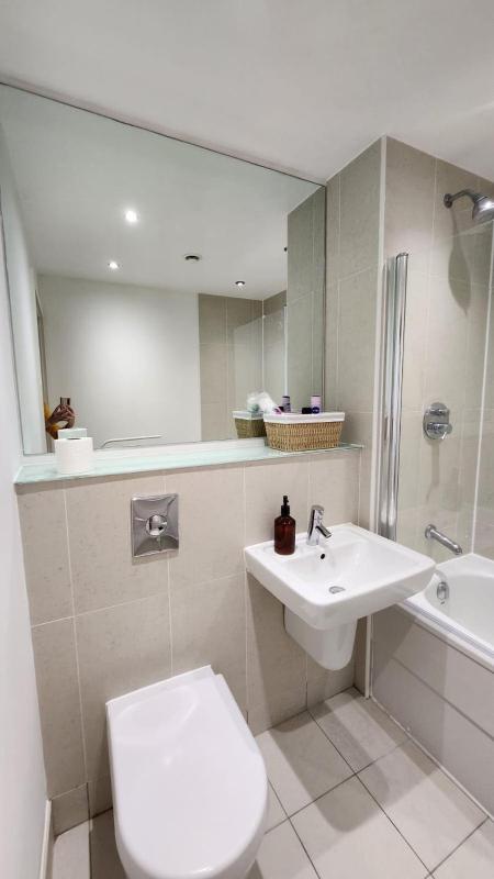Stylish Leeds Escape | Spacious Balcony | Sleeps 4 - image 17