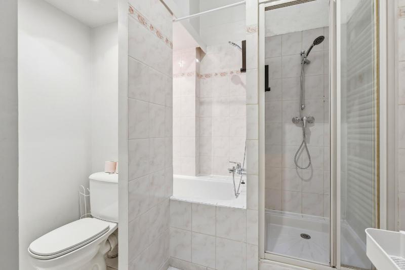Modern Paris 2BR Apartment-Central Stay with Netflix - image 4