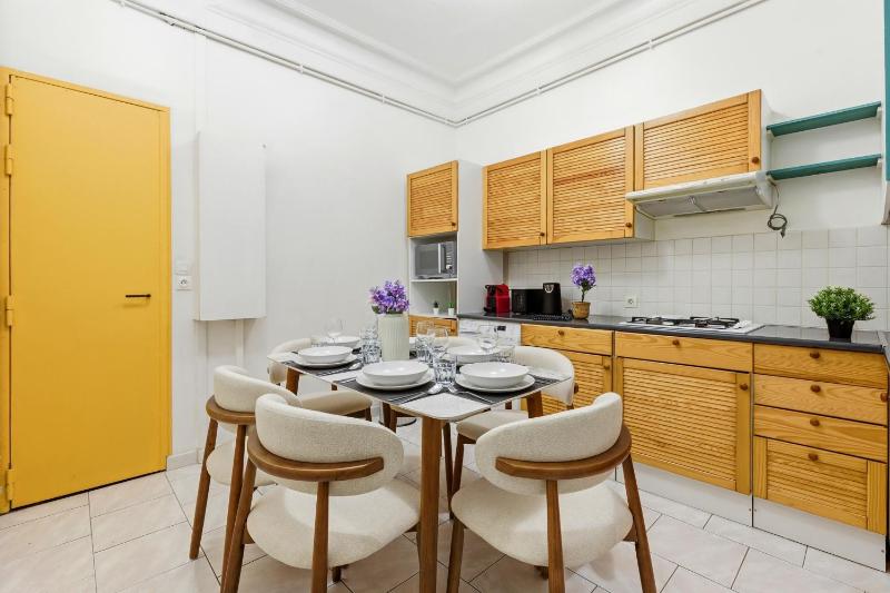 Modern Paris 2BR Apartment-Central Stay with Netflix - image 11