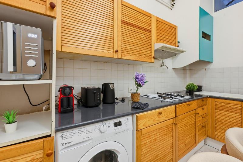 Modern Paris 2BR Apartment-Central Stay with Netflix - image 10