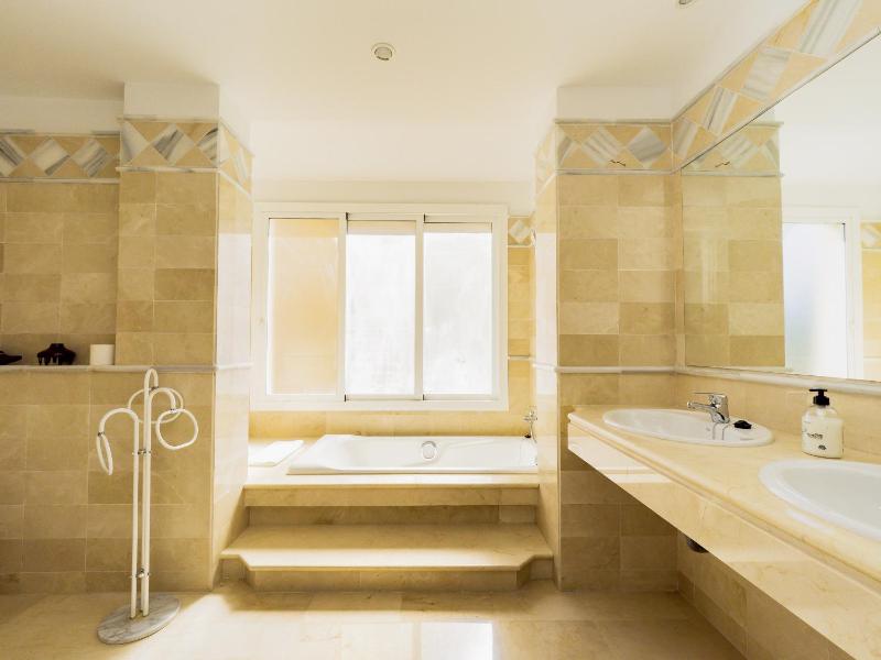 Cubo's Luxury Golf Apartment Marbella & Parking - image 16