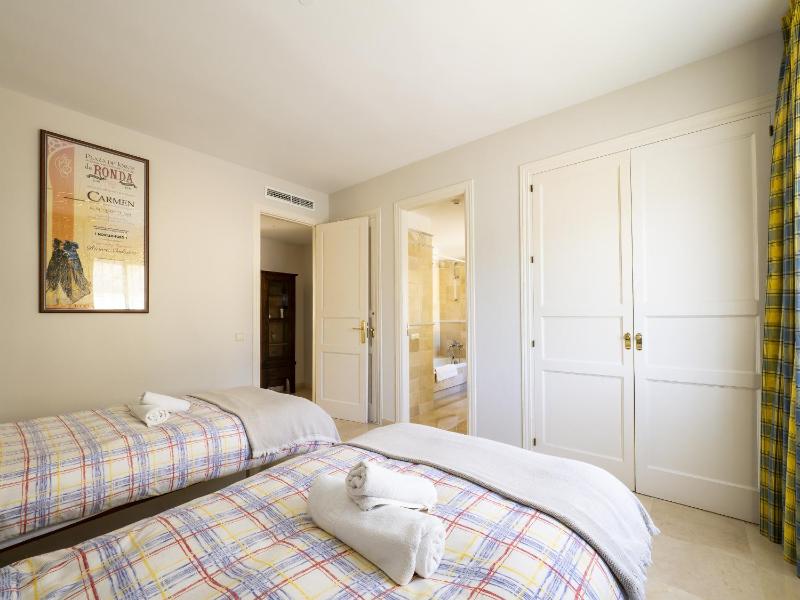 Cubo's Luxury Golf Apartment Marbella & Parking - image 3