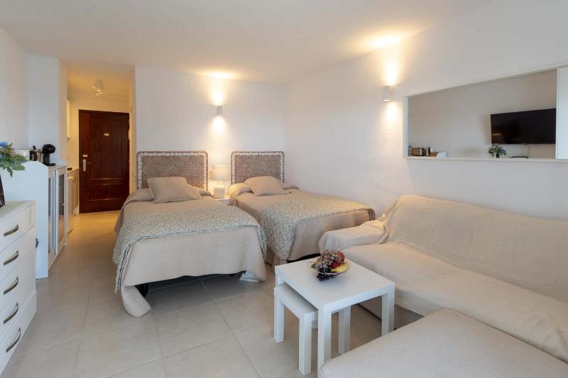 Comodoro 8 - Studio - image 2