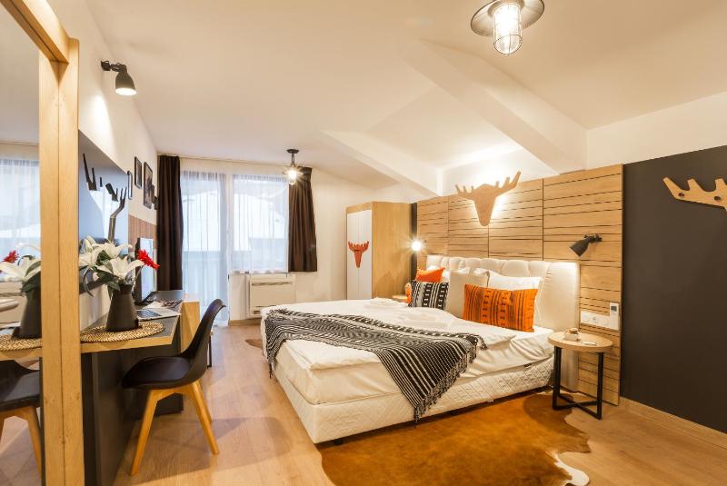 Double Room with Balcony image 3