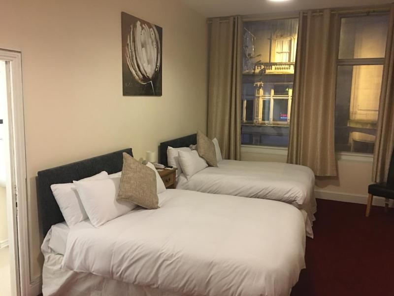 Quadruple Room image 4
