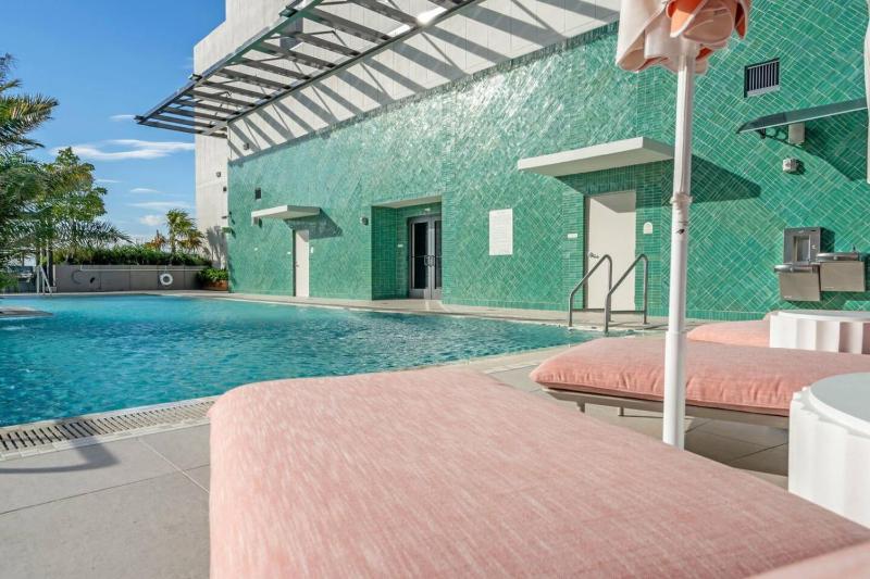 Stylish Studio Downtown Pool Gym Sauna - image 11