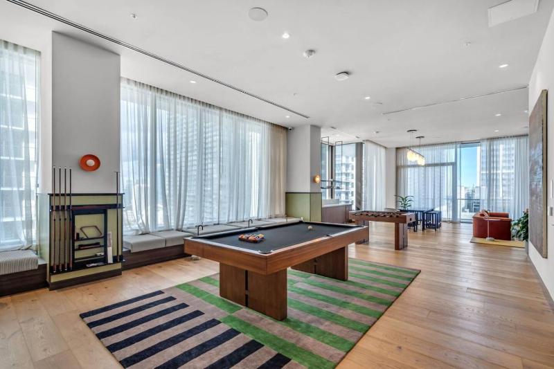 Stylish Studio Downtown Pool Gym Sauna - image 2