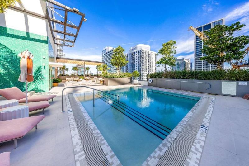 Stylish Studio Downtown Pool Gym Sauna - image 8