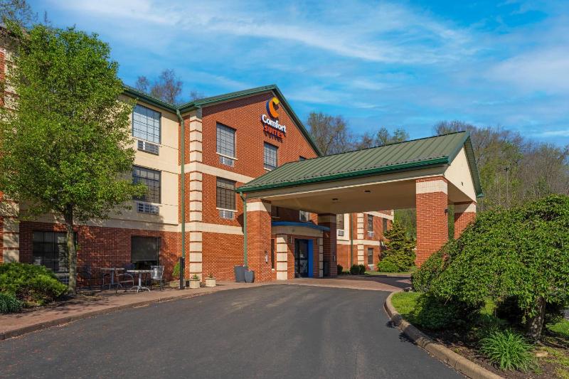 Comfort Suites Pittsburgh Airport - image 1