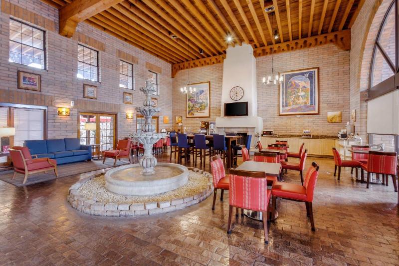 Comfort Suites Tucson near Sabino Canyon - image 8