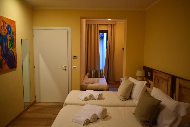 Family Room (2 Adults + 1 Child) image 3