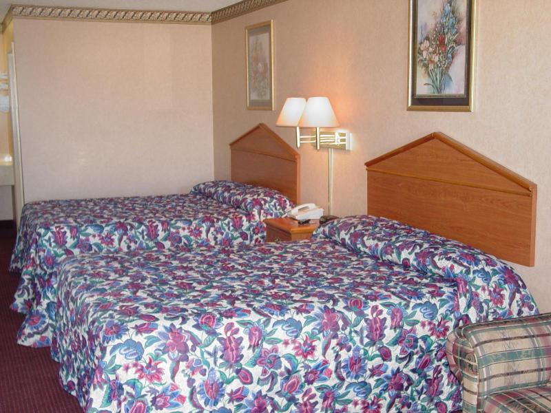 Queen Room with Two Queen Beds - Non-Smoking image 1