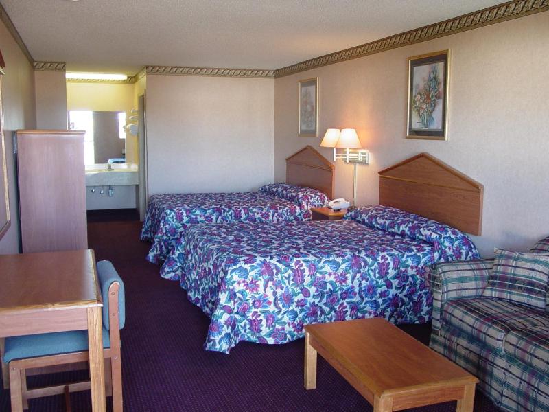 Queen Room with Two Queen Beds - Non-Smoking image 2