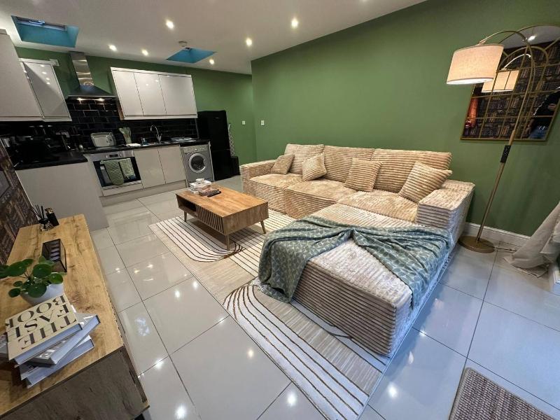 Stylish 2 Bed Flat Parking Sutton Coldfield - image 5