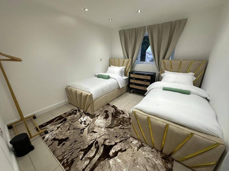 Stylish 2 Bed Flat Parking Sutton Coldfield - image 8