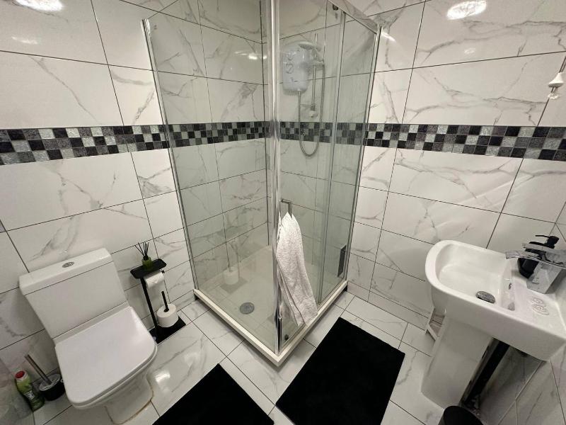 Stylish 2 Bed Flat Parking Sutton Coldfield - image 15