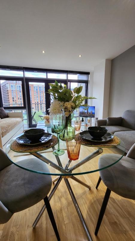 Stylish Leeds Escape | Spacious Balcony | Sleeps 4 - image 19