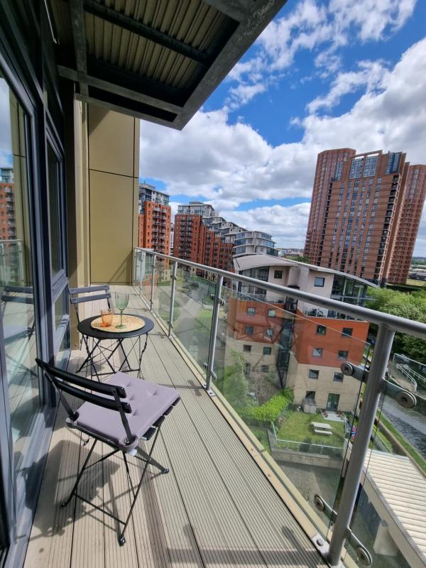 Stylish Leeds Escape | Spacious Balcony | Sleeps 4 - image 16