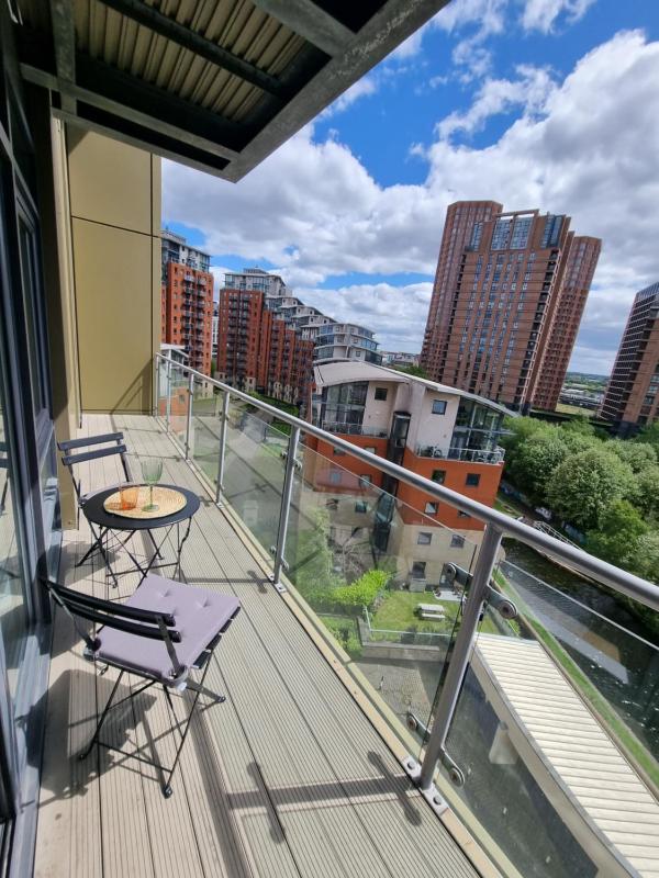Stylish Leeds Escape | Spacious Balcony | Sleeps 4 - image 18