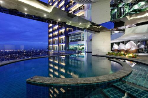 Gramercy - Wake Up Above the City Lights Penthouse Suite - image 8