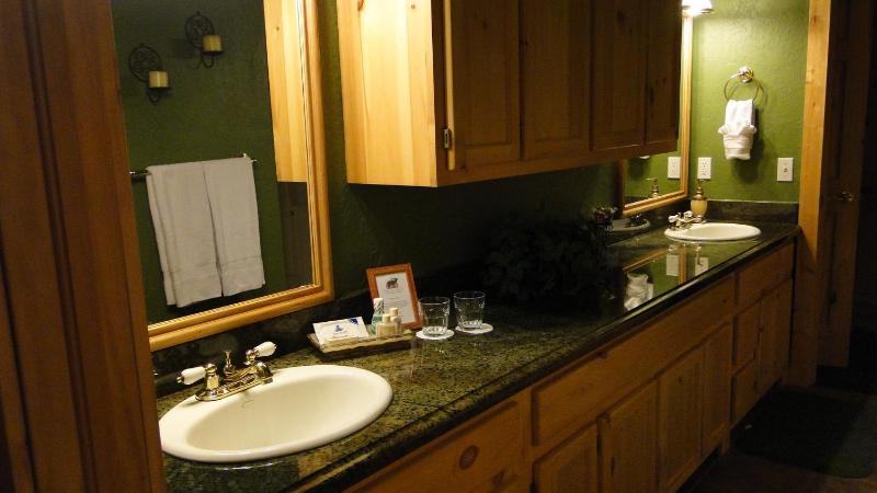 Superior King Suite image 2