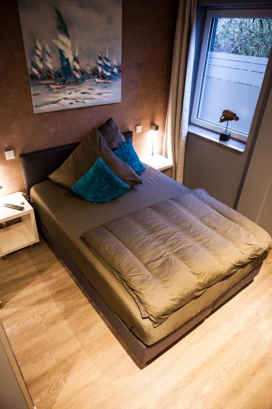 Single Room with Bathroom image 4
