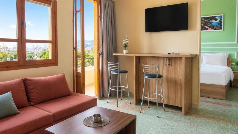 The rail charm 1 bedroom one living room with open kitchen bar 1 bathroom 1 balcony and entry hall - image 2