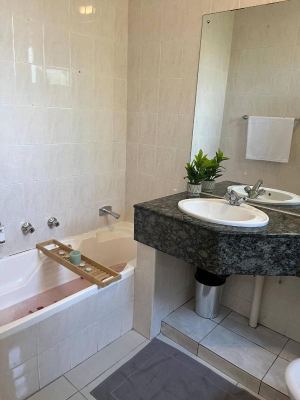 10Min from Sandton and Rosebank - image 16