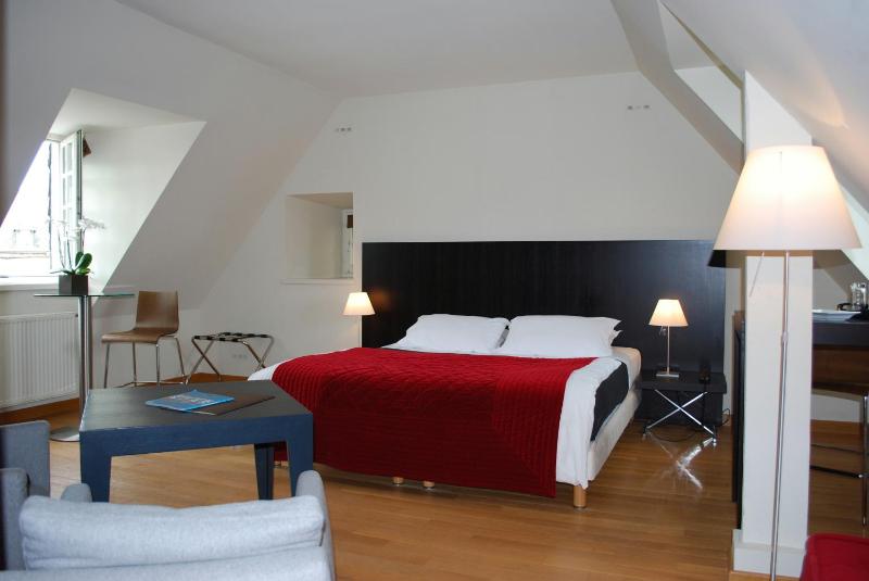 Superior Double Room with Partial Sea View image 2