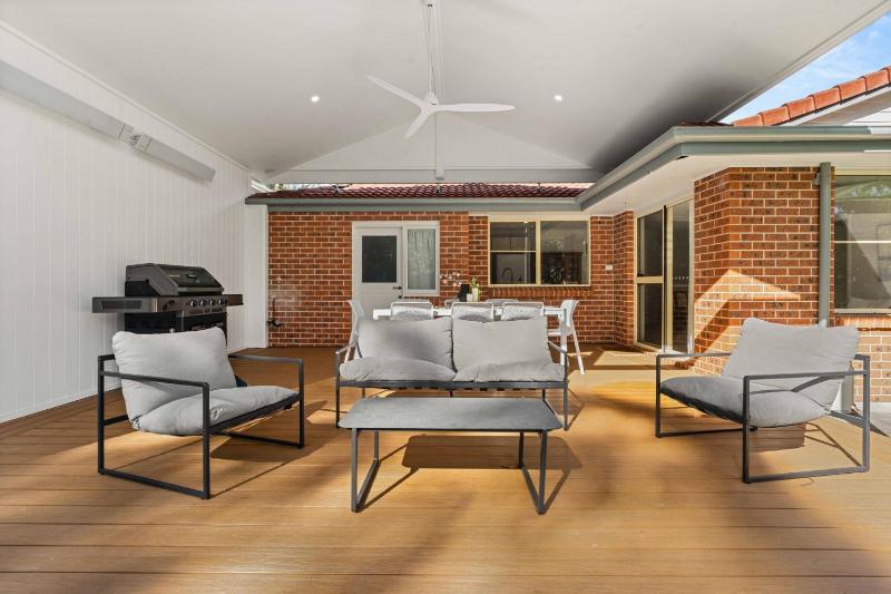 4 Bedrooms Spacious Backyard Fireplace Walk to Beach - February treat - Book 3 nights pay for only 2 - image 14