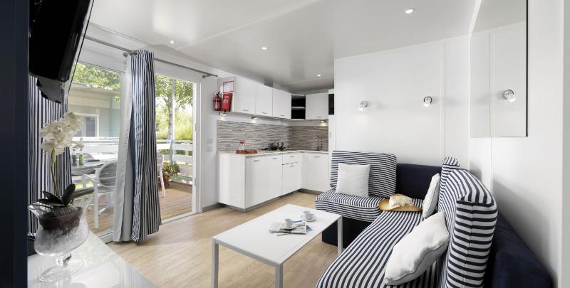 Premium Three-Bedroom Mobile Home - Pool Side image 2