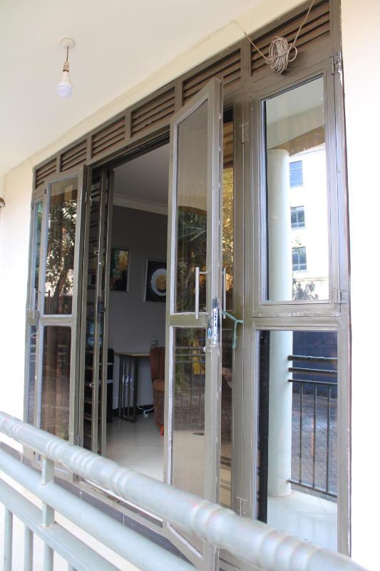 Cozy White Lotus Apartment - image 12