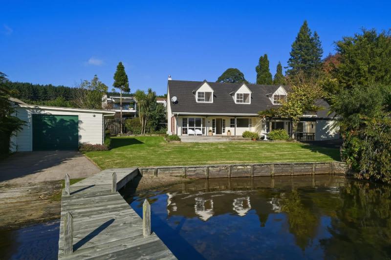 Okawa Bay Waterfront - Absolute Lakefront with Jetty 10min from Hells Gate - image 48